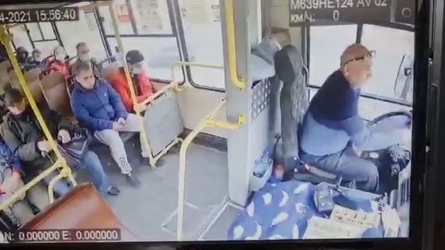 В Красноярске автобус пытался по встречке смотреть онлайн