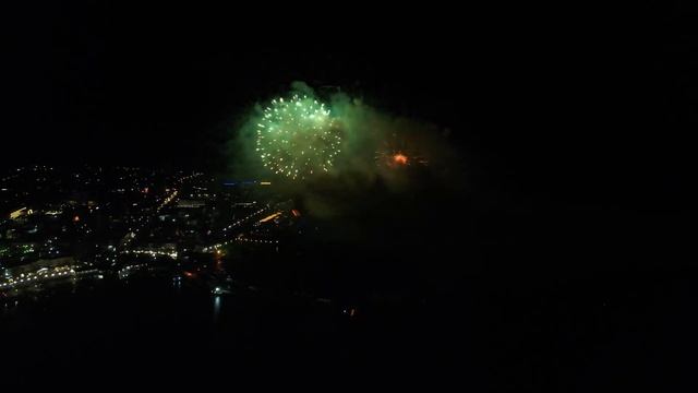 В новогоднюю ночь небо Анапы раскрасил невероятно красивый фейерверк смотреть онлайн