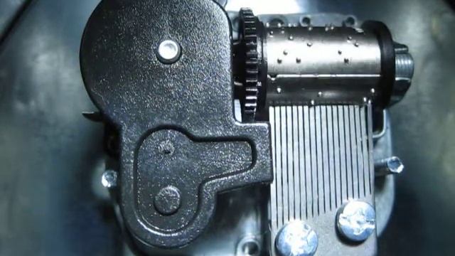 Механизм музыкальной шкатулки, точнее,музыкальной банки из под чая с неизвестной мне мелодией. смотреть онлайн