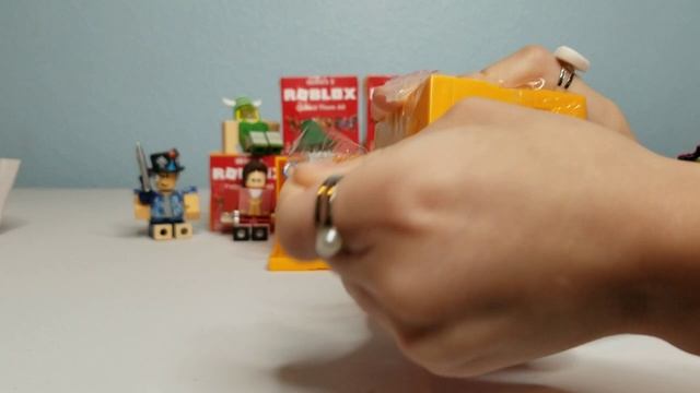 Roblox toys series 5 blind boxes "CODE GIVEAWAY" opening unboxing | SooRandomFam смотреть онлайн