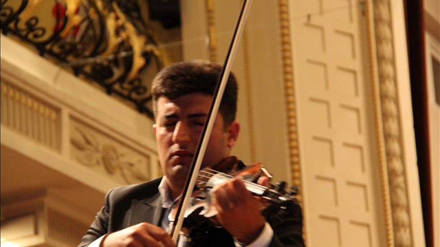 Maestro Ceyhun Cox Uzaqlarda