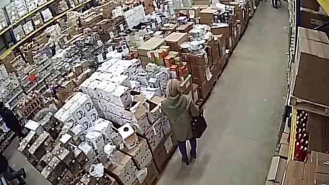 Сахалинку, подозреваемую в краже кошелька в дискаунтере, ищет полиция смотреть онлайн