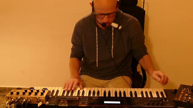 Roland JUNO DS 61: ARPEGGIO & VOCODER (Part 1): Crazy Bass & Singing Guitar Solo смотреть онлайн