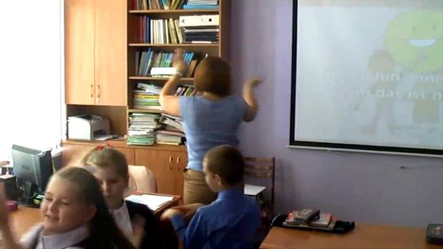 урок немецкого (песня с движениями, фрагмент) учитель Снегирёва Т.В. смотреть онлайн