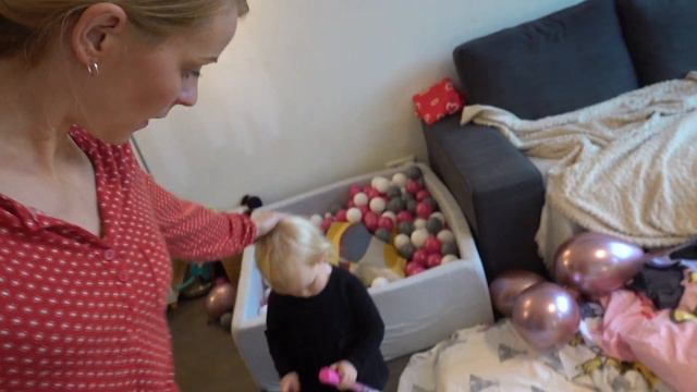 WE HOUDEN EEN MEGA SLAAPPARTY iN ONZE WOONKAMER! 🥳 | Bellinga Vlog #1885 смотреть онлайн