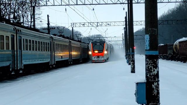 ДПКр3-003 скрещивается с старушкой ЭР2Р-7073 и проследует станцию Мерчик смотреть онлайн