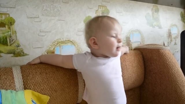 Ребенок (10, 11 месяцев) учится говорить ПЕРВЫЕ СЛОВА: МАМА (первое слово), ПАПА И ДРУГИЕ. ПОЗИТИВ! смотреть онлайн