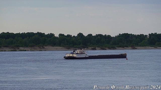 Теплоход ГОЛЬЯНЫ расходится с собратом РЯЖСК и уходит вниз по течению Волги-матушки. смотреть онлайн