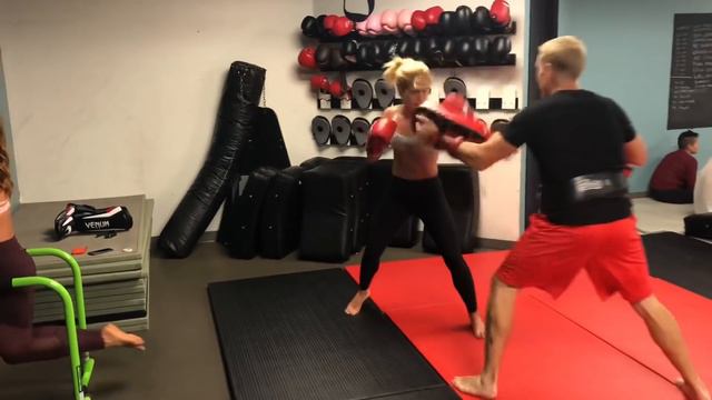 Throwin’ down w/ Emily Bett Rickards & Lindsay Morgan смотреть онлайн