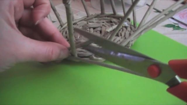 Как сплести чехол для цветочного горшка из газетных трубочек. Вариант 1. смотреть онлайн