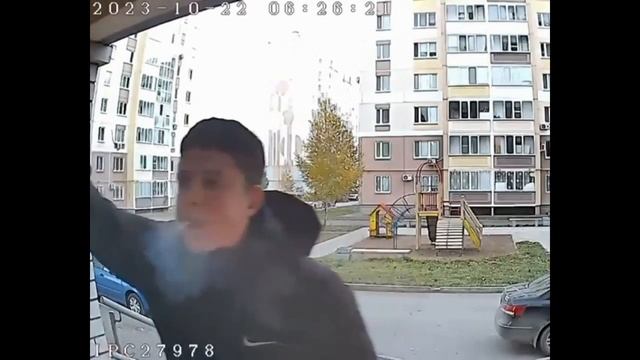 Неадекват размахивал пистолетом перед лицом соседа смотреть онлайн