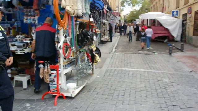 MADRID'S iconic Sunday ?️ flea market of El Rastro (Spain), let's go! смотреть онлайн