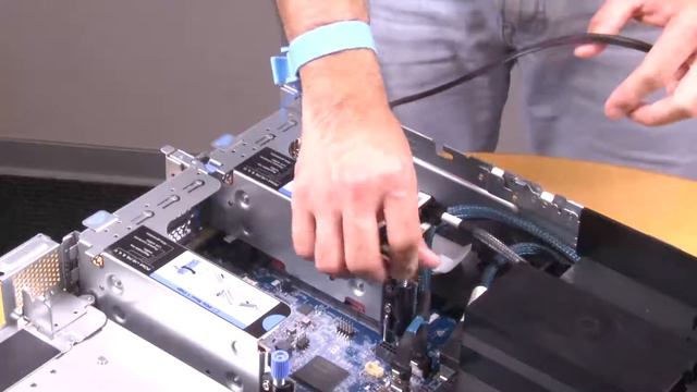 Lenovo ThinkSystem SR665 Installing a RAID super capacitor module смотреть онлайн