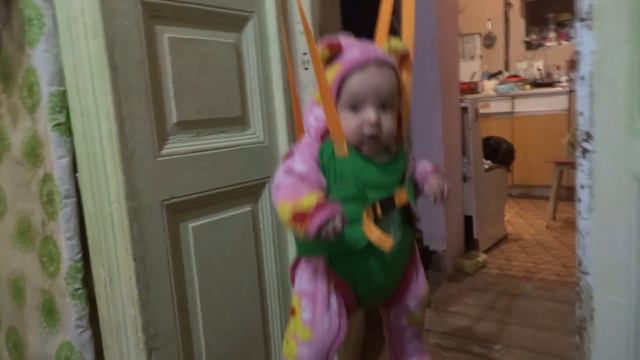 ребенок в прыгунках смотреть онлайн