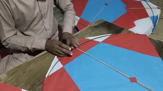 ? Proffesional Kite Makers in Gudi Bazar Pakistan || Fastest Kite Makers Cut Broom Sticks , Kites ? смотреть онлайн