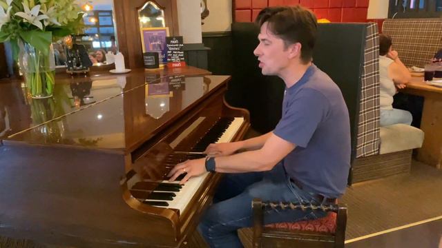 Diner Sings Elton on Restaurant Piano! (Post Pandemic Restrictions) смотреть онлайн