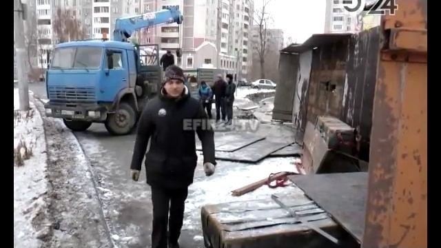 В Казани на кольце перевернулся «МАЗ», груженный металлом смотреть онлайн