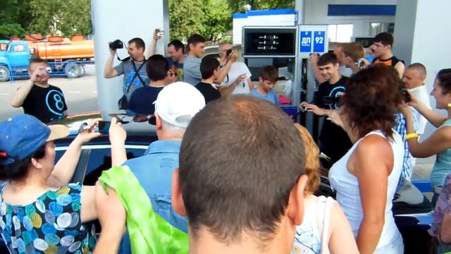 что случилось---столько много фотографов на одной заправке у одной машины ? смотреть онлайн
