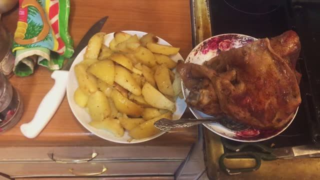 Как приготовить очень вкусную рульку своими руками за 30 минут. How to cook a very tasty knuckle. смотреть онлайн