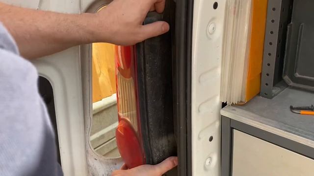 How to replace a PEUGEOT partner rear light & bulbs ?? смотреть онлайн