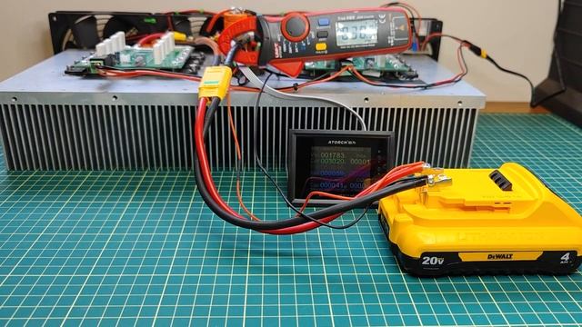 Teste bateria Dewalt 4Ah compacta carga 30 amperes. Dewalt DCB240 battery tested at 30 amps load. смотреть онлайн