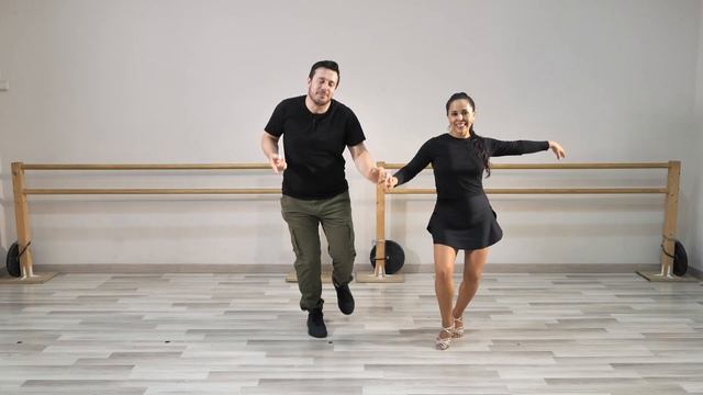Cómo bailar BACHATA con pareja ? PASO BÁSICO de bachata #1 смотреть онлайн