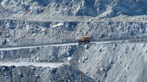 Работа БелАЗа в горном карьере погрузка, выгрузка