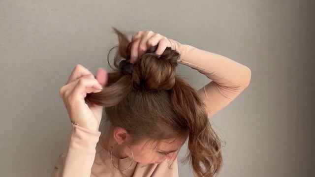 ВЫСОКИЙ НЕБРЕЖНЫЙ ПУЧОК ЛЕГКО И БЫСТРО/MESSY BUN TUTORIAL смотреть онлайн