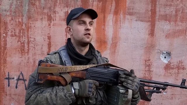 Пулеметчик НМ ДНР — об обстановке в Мариуполе и почему бои идут так долго. смотреть онлайн