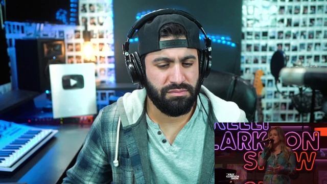 Kelly Clarkson Covers Eagles Desperado - Kellyoke - Musician's Reaction смотреть онлайн