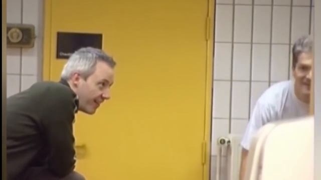 Красивая девушка в мужской раздевалке !!!! смотреть онлайн
