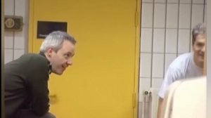 Красивая девушка в мужской раздевалке !!!!