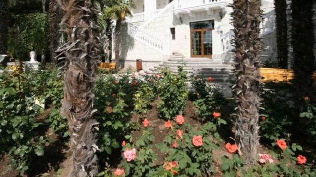 В парке Чаир распускаются розы.Иосиф Кобзон. смотреть онлайн