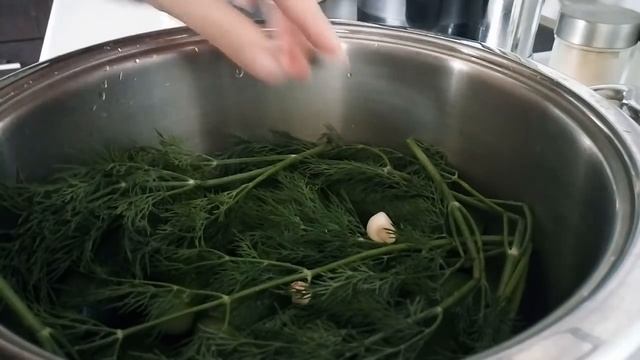 Малосольные огурцы. Хрустящие, по старому классическому рецепту! смотреть онлайн