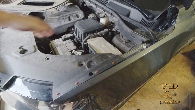 Geely Atlas Pro, снятие пластика с моторного отсека.