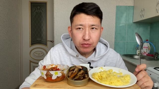 ГОТОВЛЮ И ЕМ? ПЮРЕ ШПРОТЫ В МАСЛЕ/МУКБАНГ смотреть онлайн