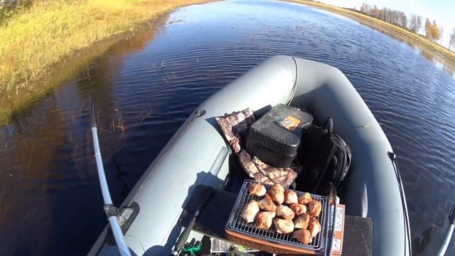 Мясо на гриле прямо в лодке! Рыбалка на Спиннинг. смотреть онлайн