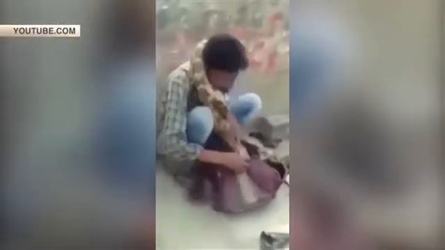 Зрители думали, что смотрят шоу, пока огромный питон душил дрессировщика. смотреть онлайн