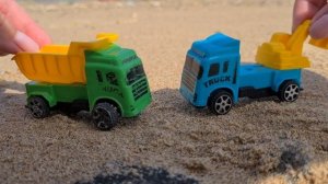 Машинки на пляже самосвал бетономешалка кран экскаватор