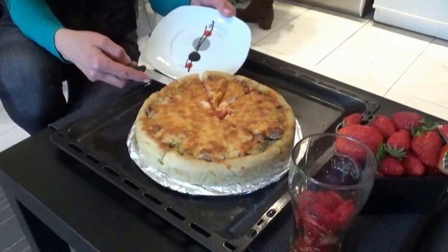 Наши за рубежом как мы зовем эту ягоду. открытый картофельный пирог с мясом