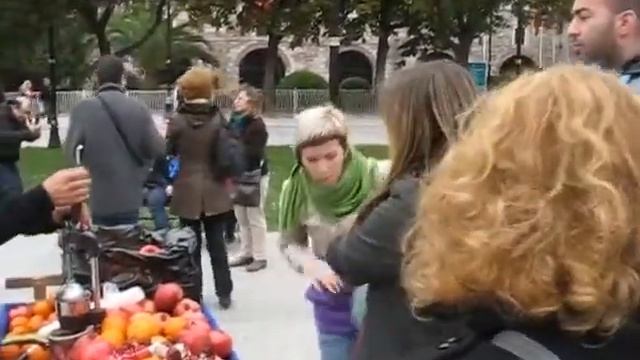 Istanbul street vendor is making Pomegranate Juice for tourists Turkey 2011 смотреть онлайн