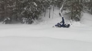 Стелс Капитан уже лонг в глубоком снегу ручья