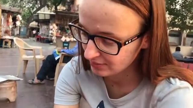 Жизнь Индия | Как рисуют мехенди на улицах и рынках Индии смотреть онлайн
