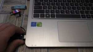 Как быстро вставить флешку в ноутбук.