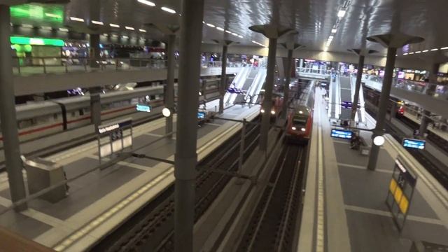 Метро и Центральный ЖД вокзал Берлина. Все во имя человека все во блага человека. смотреть онлайн