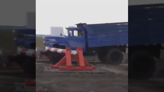 Краш тест Автомобиля ЗИЛ смотреть онлайн