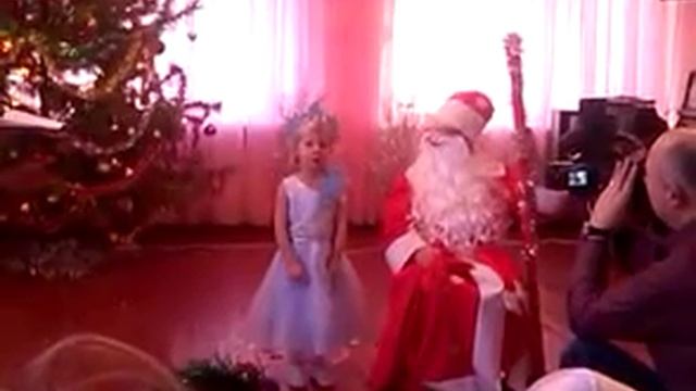 Новогодний утренник в садике.София рассказывает стишок Деду Морозу. смотреть онлайн