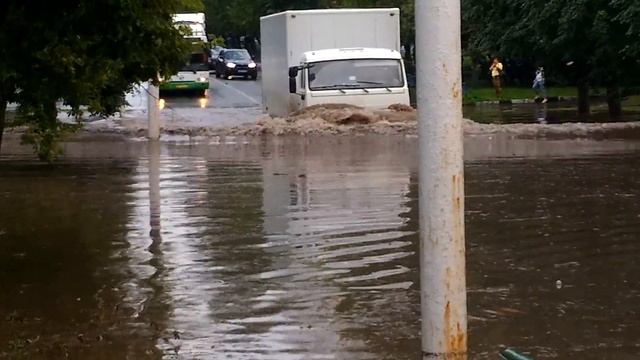 Улица Болотниковская, после ливня 20.07.2016 смотреть онлайн