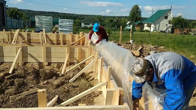 Эпизод 3. Часть 2/2. DOMOZILLA_СНТ_Родник. Устройство фундамента на буронабивных сваях (ТИСЭ). смотреть онлайн