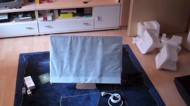 iMac 27'' Unboxing 2011 English смотреть онлайн